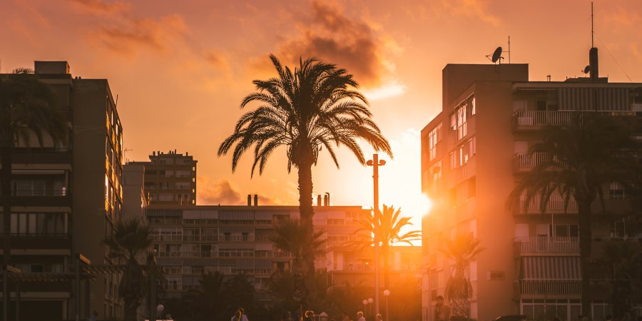 Het strand van Alicante bij zonsondergang